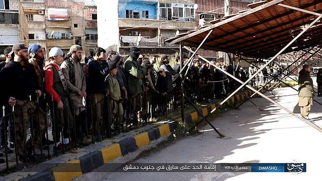 Vụ chặt tay diễn ra công khai tại một địa điểm công cộng ở Damascus. Ảnh: Daily Mail.