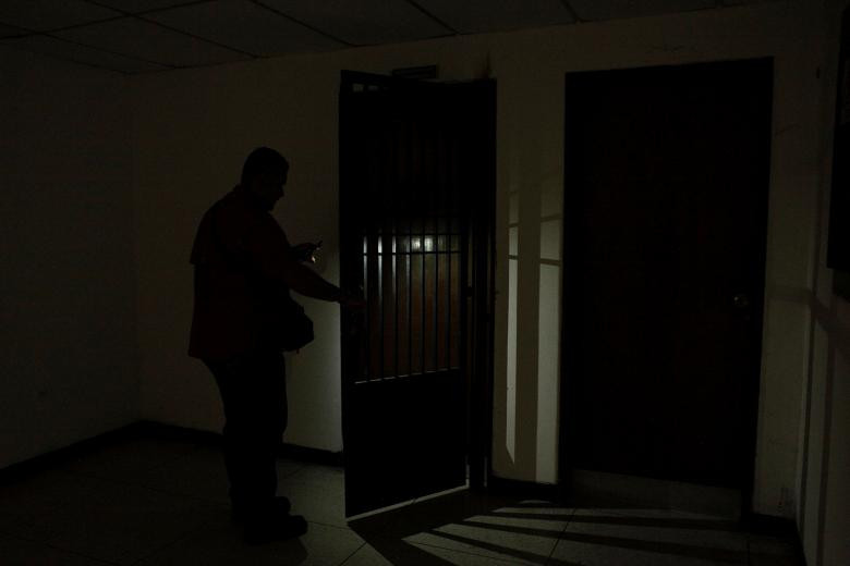 Người dân dùng điện thoại chiếu sáng trong bệnh viện Padre Justo ngày 14/3. Các nhà chức trách Venezuela cho hay, tình trạng mất điện sẽ kéo dài trong ít nhất hai tuần nữa. Ảnh: Reuters.