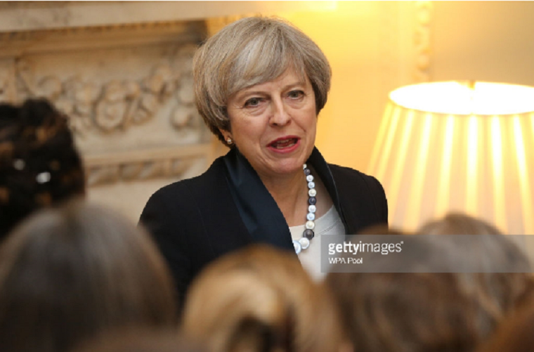 Thủ tướng Theresa May phát biểu trước các vị khách tham dự buổi lễ nhằm tôn vinh những người phụ nữ dịp 8/3. Ảnh: Getty.