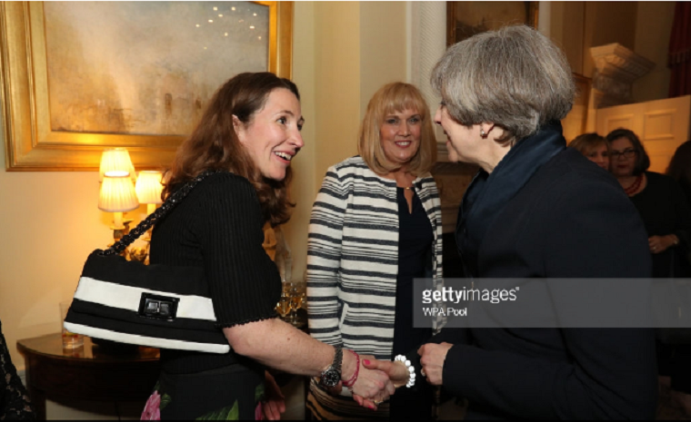 Thủ tướng May chào đón Caroline Haughey (trái) tới dự sự kiện kỷ niệm ngày 8/3 tại số 10 Phố Dowing hồi năm 2017. Ảnh: Getty.