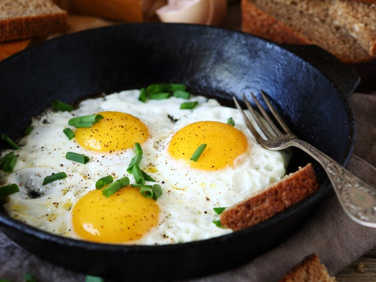 Bữa sáng của nhà sản xuất phim hoạt hình nổi tiếng của nước Mỹ này rất đơn giản, thường chỉ có bánh mì nướng, trứng, trái cây và có thể thêm một chiếc xúc xích.