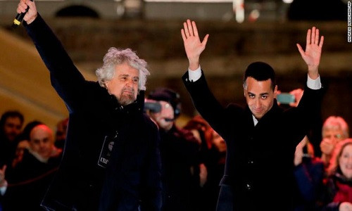 Lãnh đạo M5S Luigi Di Maio (phải) và người thành lập đảng Beppe Grillo. Ảnh: AP.