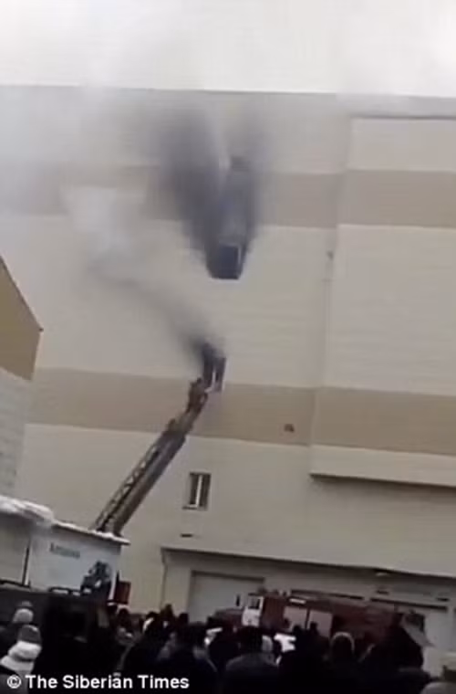 Những hình ảnh được đăng tải cho thấy, khói đen bốc lên dày đặc từ tòa nhà nơi xảy ra vụ cháy. Ảnh: Siberian Times.