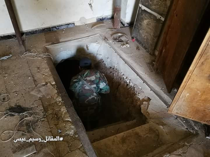 Binh sĩ Syria xuống kiểm tra đường hầm nơi nhóm phiến quân cất giấu tên lửa. Ảnh: Muraselon.