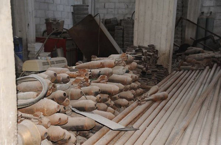 Ngoài nhà máy chế tạo tên lửa, trước đó, Quân đội Syria đã phát hiện một phòng thí nghiệm bí mật nơi các tay súng khủng bố Jaish al-Islam từng sử dụng để chế tạo vũ khí hóa học ở phía tây nam thị trấn mới giải phóng Al-Shifuniayah của Đông Ghouta. Ảnh: FNA.