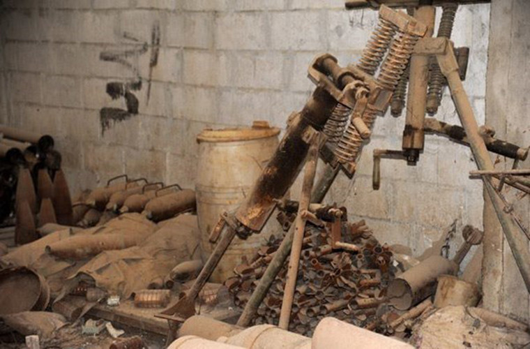 Những bức ảnh được đăng tải cho thấy hàng trăm quả tên lửa, đạn súng cối,... được cất giấu trong 3 đường hầm dưới lòng đất ở “tử địa” Đông Ghouta. Ảnh: FNA.