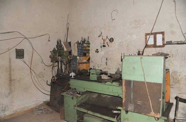 Một góc trong xưởng chế tạo tên lửa của phiến quân vừa rơi vào tay quân chính phủ Syria. Ảnh: FNA.