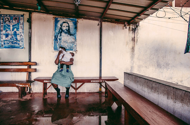 Nhiều phụ nữ bị giam trong này cùng con cái của họ. Không có quy định chính thức nhưng nói chung, trẻ dưới hai tuổi sẽ được ở cùng mẹ trong nhà tù này. Sau đó, đứa bé có thể được giao cho người thân của phạm nhân hoặc đưa tới trại trẻ mồ côi.