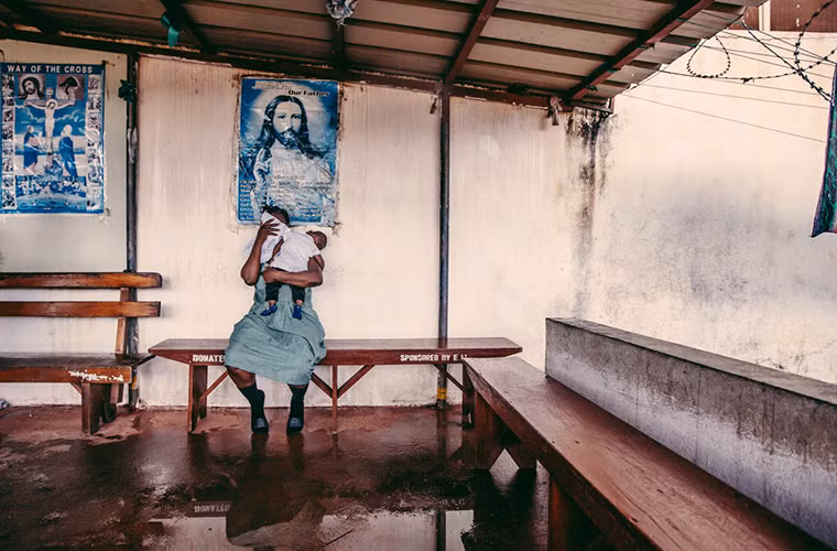 Nhiều phụ nữ bị giam trong này cùng con cái của họ. Không có quy định chính thức nhưng nói chung, trẻ dưới hai tuổi sẽ được ở cùng mẹ trong nhà tù này. Sau đó, đứa bé có thể được giao cho người thân của phạm nhân hoặc đưa tới trại trẻ mồ côi.