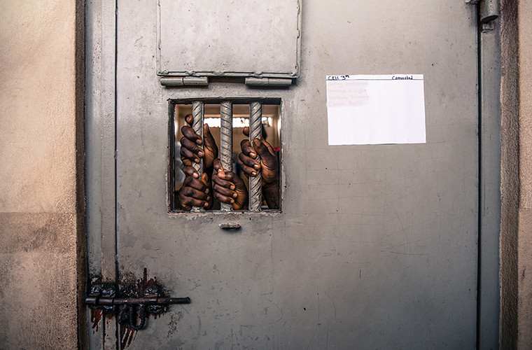 Aminata bị bắt giam năm 17 tuổi vì hành vi sát hại bạn trai cũ 8 năm về trước. Aminata bị kết án tử hình với cáo buộc giết người vào tháng 11/2010. Tuy nhiên, bản án của cô được giảm xuống mức tù chung thân vào Ngày Quốc khánh của nước này hồi tháng 4/2011.