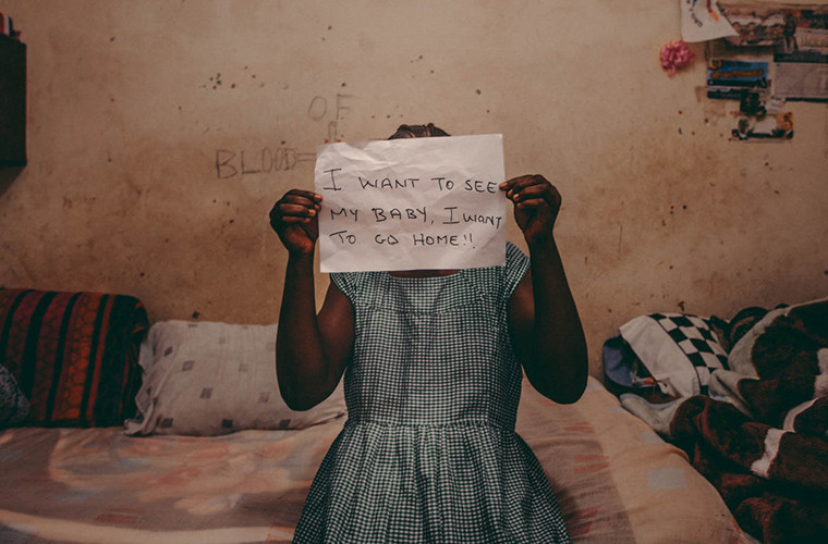 Xa con là nỗi buồn lớn nhất đối với các nữ tù nhân trong trại giam Freetown. Theo quy định của nhà tù này, trẻ nhỏ không được phép đến đây thăm người thân.