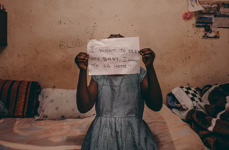 Xa con là nỗi buồn lớn nhất đối với các nữ tù nhân trong trại giam Freetown. Theo quy định của nhà tù này, trẻ nhỏ không được phép đến đây thăm người thân.