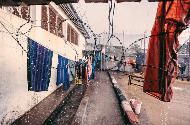 Theo Al Jazeera, phần lớn các nữ tù nhân bị giam giữ trong nhà tù Freetown, nằm ở trung tâm thủ đô của Sierra Leone, vì các tội danh như trộm cắp, lừa đảo, thiếu nợ...Tuy nhiên, có cả phạm nhân nữ đang thụ án chung thân hoặc chờ thi hành án tử hình trong trại giam này. (Nguồn ảnh: Al Jazeera)