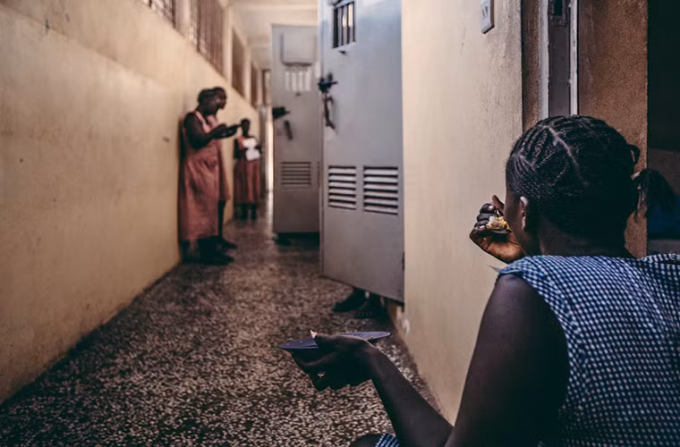 Josephine từng bán dầu cọ để kiếm sống và nuôi ba đứa con. Cô đã lâm vào tình cảnh nợ nần sau khi khách hàng mua dầu cọ mà không trả tiền. Cô bị chủ nợ đưa ra tòa và phải lãnh án hai năm tù giam.