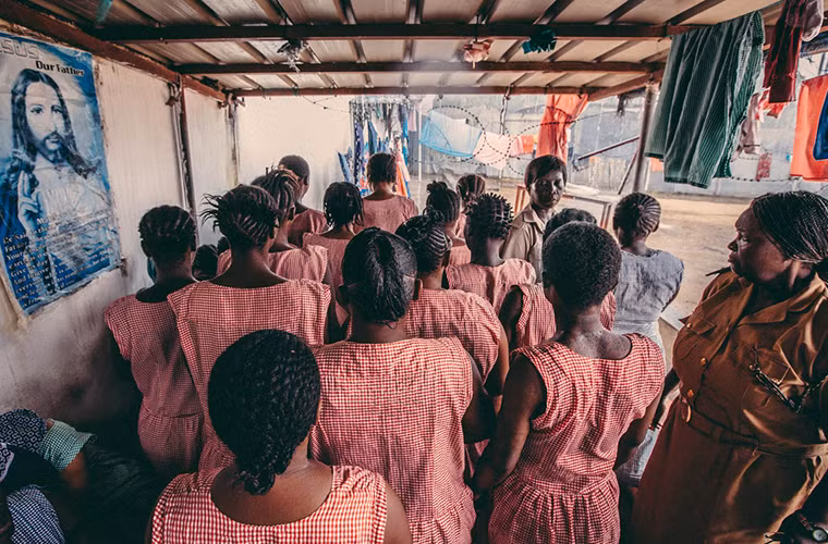 Christiana, Zainab và Favour là những người hành nghề mại dâm. Họ đã bị cảnh sát bắt sau khi rời một hộp đêm ở Freetown lúc nửa đêm. Do không có tiền nộp bảo lãnh, họ chấp nhận ngồi tù.