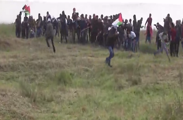 Hàng chục nghìn người Palestine đã tới nhiều khu vực khác nhau ở phía Đông Dải Gaza, giáp biên giới với Israel, để tham gia cuộc tuần hành hòa bình. Ảnh: Daily Mail.