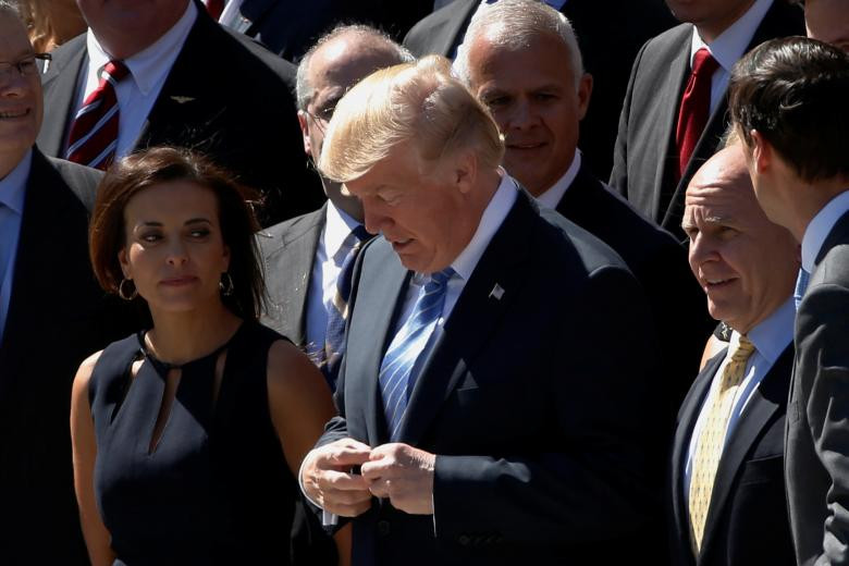 Ngày 8/12/2017, phó Cố vấn An ninh Quốc gia Mỹ Dina Powell (trái) cũng đã thông báo quyết định từ chức vào đầu năm 2018. Theo người phát ngôn Nhà Trắng Sarah Sanders, trước đó, bà Powell đã có kế hoạch chỉ làm việc (cho Tổng thống Trump) một năm rồi trở về nhà tại New York.