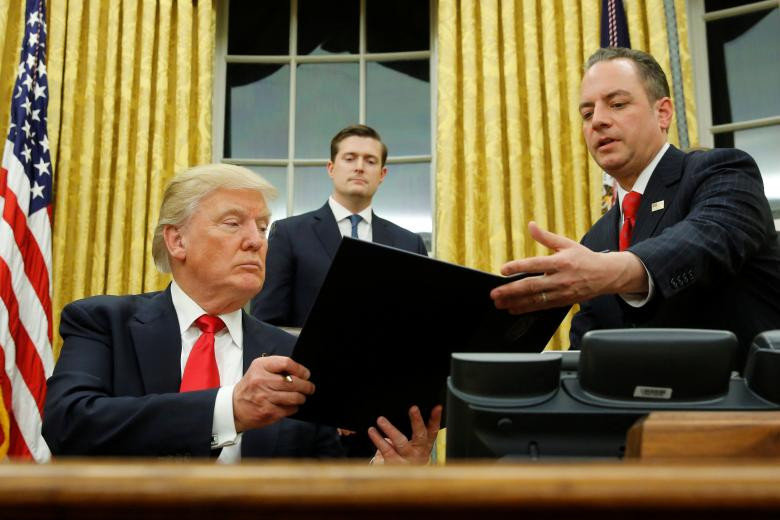 Tổng thống Trump thông báo về việc sa thải Chánh văn phòng Nhà Trắng Reince Priebus trên Twitter hôm 28/7/2017, chỉ một ngày sau khi Giám đốc Truyền thông Anthony Scaramucci "tố" ông Priebus làm lộ thông tin cho phóng viên.