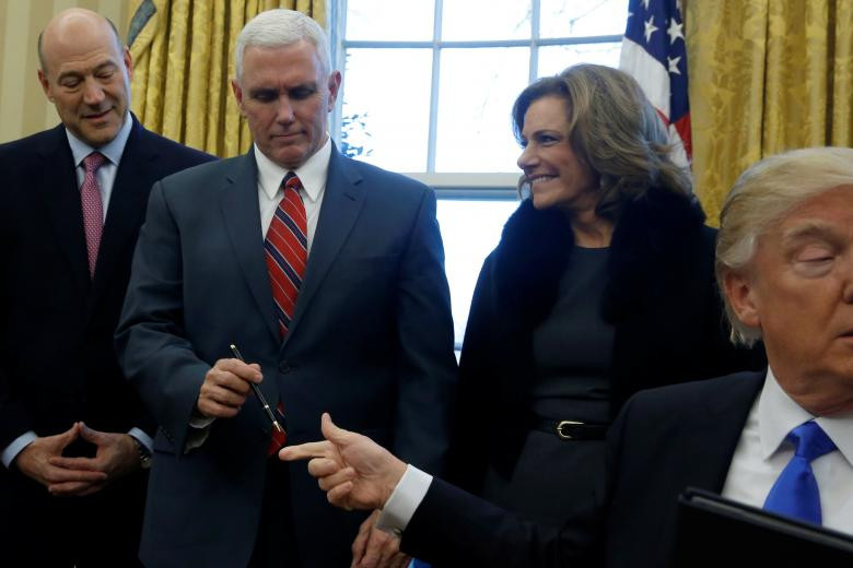 Ngày 9/4/2017, Phó Cố vấn an ninh quốc gia Mỹ K.T. McFarland (thứ hai từ phải sang) đã bị buộc từ chức sau 3 tháng làm việc. Quyết định này được đưa ra sau khi Tổng thống Mỹ Donald Trump loại Chiến lược gia trưởng Steve Bannon ra khỏi Hội đồng An ninh Quốc gia.