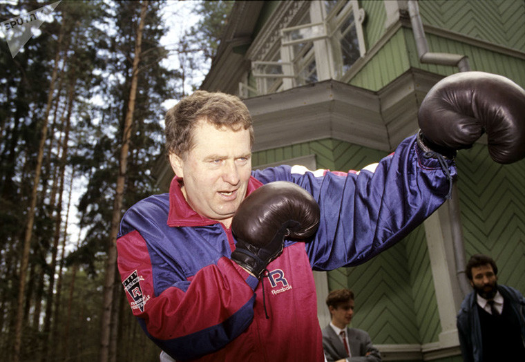 Ứng viên Tổng thống Nga Vladimir Zhirinovsky chơi đấm bốc trong thời gian rảnh rỗi.