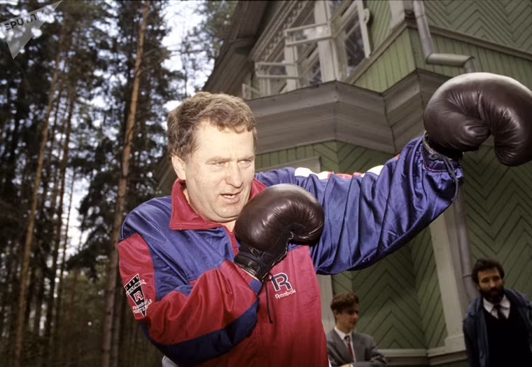 Ứng viên Tổng thống Nga Vladimir Zhirinovsky chơi đấm bốc trong thời gian rảnh rỗi.