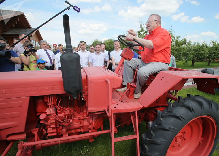 Ông Zhirinovsky trong chuyến thăm nông trại Lenin.