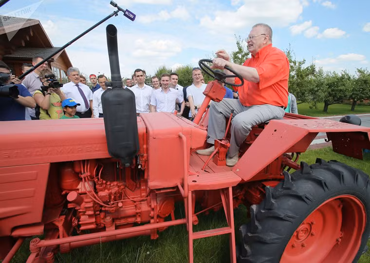 Ông Zhirinovsky trong chuyến thăm nông trại Lenin.
