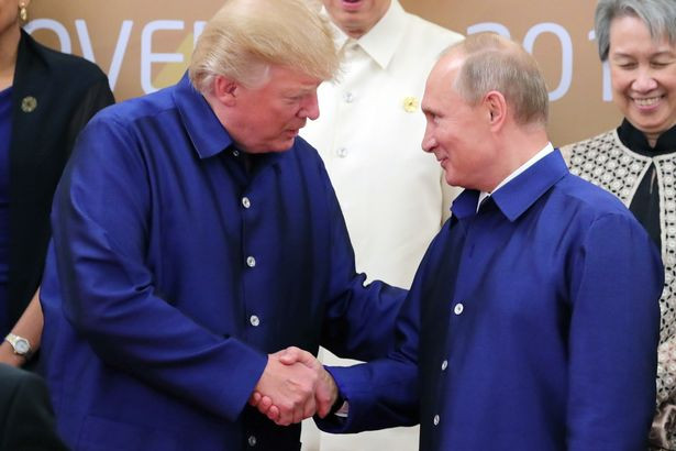 Tổng thống Nga Putin bắt tay người đồng cấp Mỹ Donald Trump (trái).