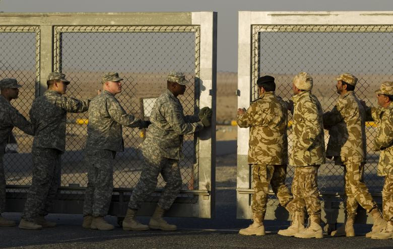 Các binh sĩ Kuwait và Mỹ đóng cửa biên giới sau khi chiếc xe cuối cùng vào Kuwait trong đợt rút quân khỏi Iraq của Mỹ ngày 18/12/2011.