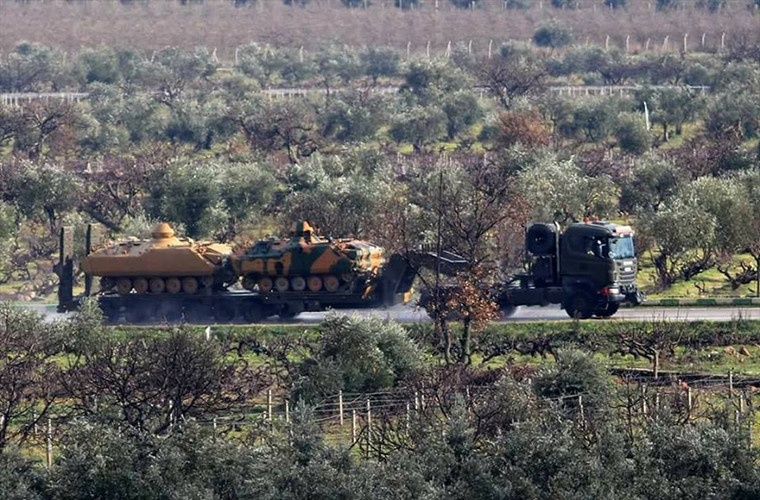 “Lực lượng tiếp viện gồm hàng chục xe quân sự, trong đó có xe tăng và xe bọc thép chở quân”, nguồn tin cho hay. Ảnh: AMN.