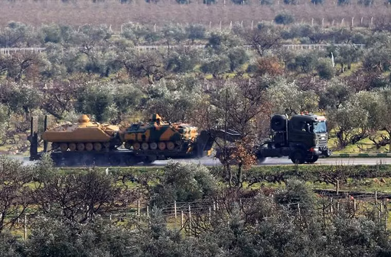 “Lực lượng tiếp viện gồm hàng chục xe quân sự, trong đó có xe tăng và xe bọc thép chở quân”, nguồn tin cho hay. Ảnh: AMN.