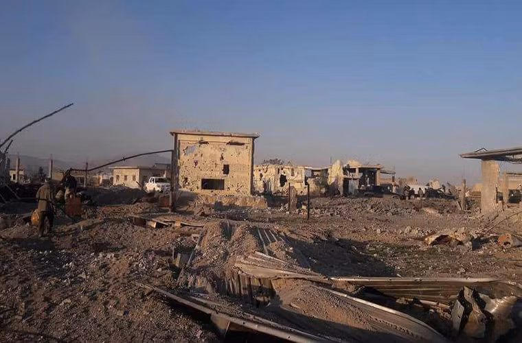 “Thị trấn Hawsh al-Dawahirah cuối cùng đã rơi vào tay quân chính phủ Syria sau nhiều ngày giao tranh dữ dội. Vài ngày trước, hàng chục binh sĩ Syria đã thiệt mạng sau khi bị nhóm phiến quân phục kích tại thị trấn này”, nguồn tin ngày 1/3 cho hay. Ảnh: AMN.