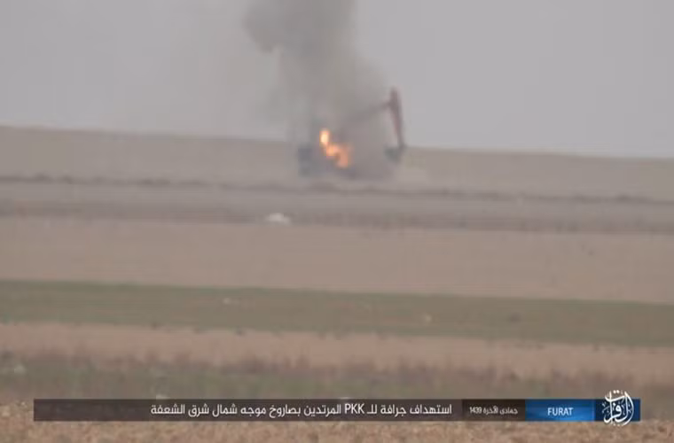 Theo hãng Amaq của phiến quân IS, nhóm khủng bố này đã đốt cháy ba căn cứ của lực lượng SDF, giết chết 13 chiến binh người Kurd và bắt sống 4 người khác. Ảnh: SF.