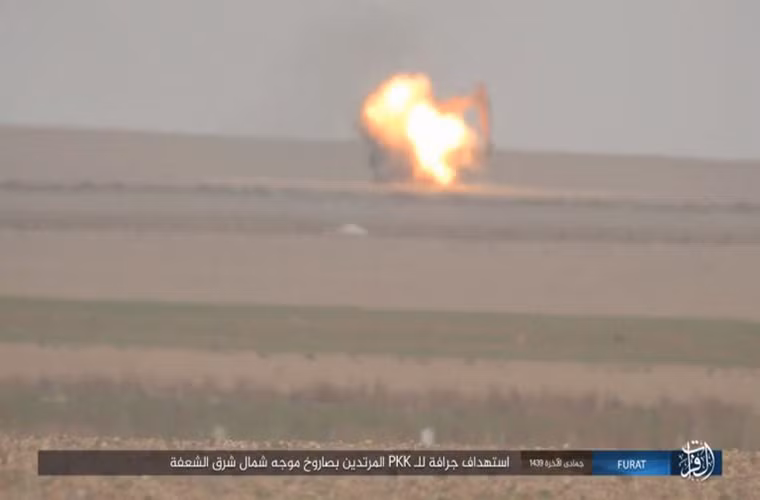 Trong diễn biến khác trên chiến trường Syria, tại tỉnh Deir Ezzor, ngày 28/2, phiến quân IS đã mở cuộc tấn công dữ dội nhằm vào nhiều căn cứ của Lực lượng Dân chủ Syria (SDF) do Mỹ hậu thuẫn ở phía đông bắc ngôi làng al-Shaafah, Đông Nam Deir Ezzor. Ảnh: SF.