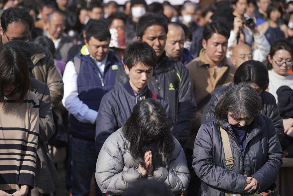 Đúng ngày này 7 năm về trước, trận động đất mạnh 9 độ richter kéo theo những đợt sóng thần khổng lồ đã ập vào khu vực Đông Bắc Nhật Bản, cướp đi sinh mạng của gần 16.000 người. Và đến nay, 2.500 người vẫn nằm trong danh sách mất tích. Ảnh: AP.