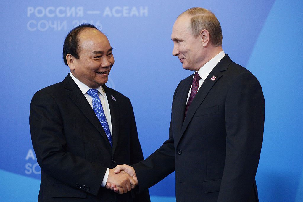 Tổng thống Putin bắt tay Thủ tướng Nguyễn Xuân Phúc tại Hội nghị Thượng đỉnh Nga - ASEAN được tổ chức tại thành phố Sochi năm 2016. Ảnh: Getty.