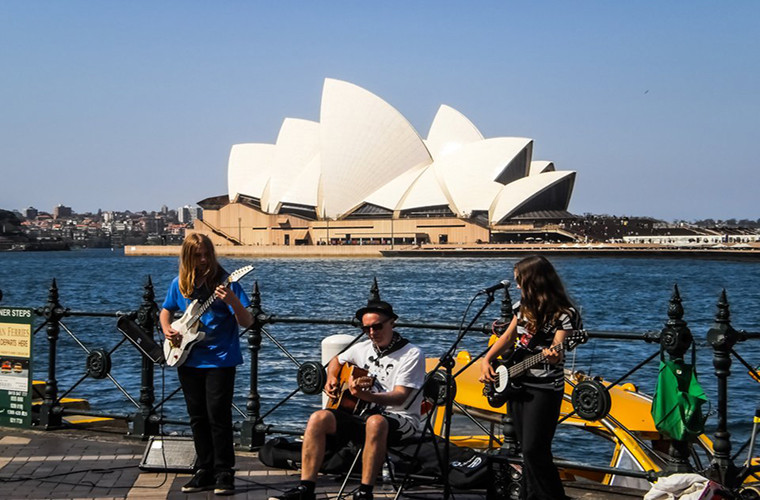 Australia chính thức hợp pháp hóa hôn nhân đồng giới vào năm 2017. Đây là quốc gia nơi mà nam giới và phụ nữ đều có tuổi thọ trung bình cao.