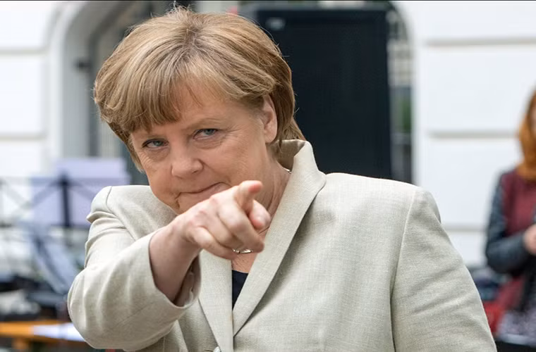 Đức được coi là nền kinh tế “đầu tàu” của Châu Âu. Người đứng đầu chính phủ nước này là Thủ tướng Angela Merkel. Bà đã giữ chức vụ này từ năm 2005.