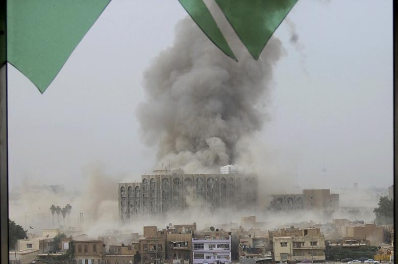 Khói bụi bốc lên gần trụ sở Bộ Tư pháp Iraq ở Baghdad ngay sau khi một vụ nổ xảy ra ngày 25/10/2009.