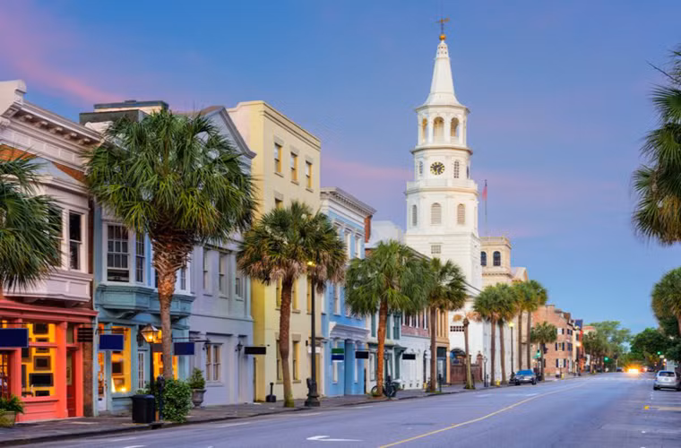 Thành phố Charleston ở Nam Carolina có rất nhiều ngôi trường nghệ thuật và phòng triển lãm. Vào mùa hè, bạn có thể tham gia các buổi biểu diễn khiêu vũ, âm nhạc trong lễ hội Spoleto.