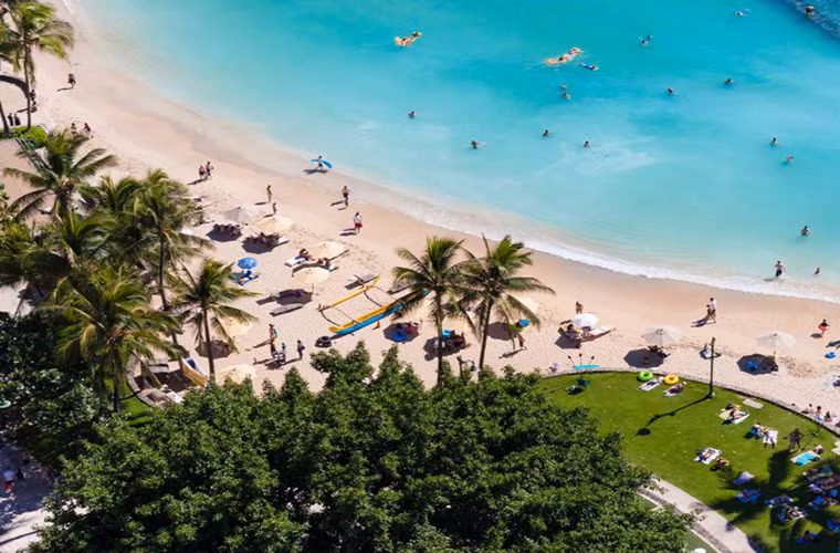 Sở hữu nhiều bãi biển đẹp và những ngọn núi lửa có hình dạng độc đáo,...Honolulu xứng đáng nằm trong danh sách những thành phố tuyệt vời nhất nước Mỹ. Ảnh: Bãi biển Waikiki ở Honolulu. (Nguồn ảnh: Business Insider)