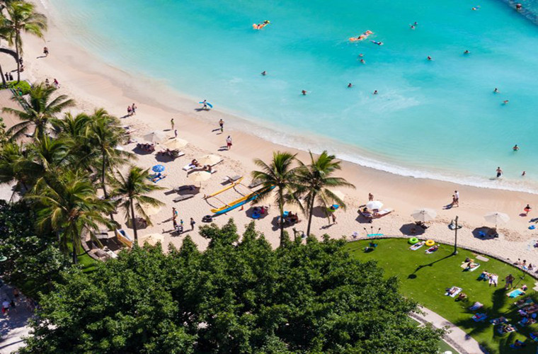 Sở hữu nhiều bãi biển đẹp và những ngọn núi lửa có hình dạng độc đáo,...Honolulu xứng đáng nằm trong danh sách những thành phố tuyệt vời nhất nước Mỹ. Ảnh: Bãi biển Waikiki ở Honolulu. (Nguồn ảnh: Business Insider)