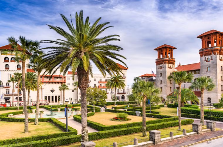 Thành phố St. Augustine ở bang Flordia là một trong những địa điểm đẹp nhất và lâu đời nhất của nước Mỹ. Đây là nơi tập trung những công trình kiến trúc Tây Ban Nha có từ thế kỷ 16, 17.