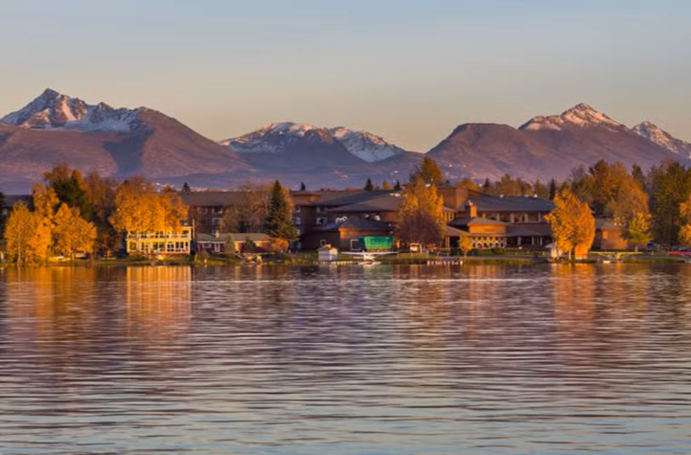 Vào mùa đông, bạn có thể chiêm ngưỡng hiện tượng cực quang ở thành phố Anchorage, bang Alaska.