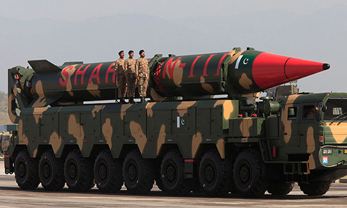 Trong ảnh là tên lửa đạn đạo tầm trung Shaheen-III do Pakistan tự phát triển, nó có tầm bắn gần 3.000km và có khả năng triển khai đầu đạn hạt nhân. Nguồn ảnh: Reuters