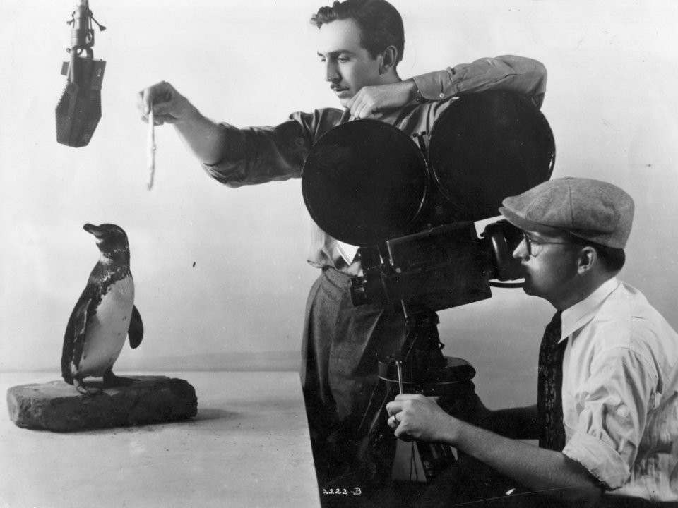 Theo nhà viết tiểu sử Bob Thomas, Walt Disney thường đi làm vào khoảng 8 giờ sáng. Trước khi tan làm, ông sẽ xem lại các kịch bản phân cảnh hoặc tổ chức cuộc họp trong văn phòng của mình.