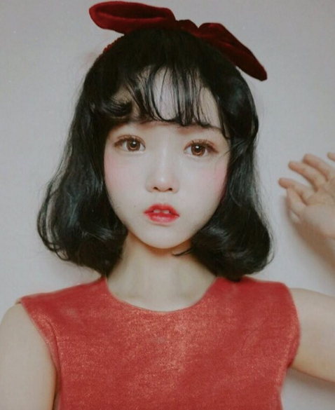 Eun Hye ngoài đời cũng tranh thủ bán quần áo thời trang, phụ kiện và mỹ phẩm online. Nhờ độ hot của mình, những món đồ của Eun Hye được giới teen xứ Hàn ưa chuộng và săn đón.