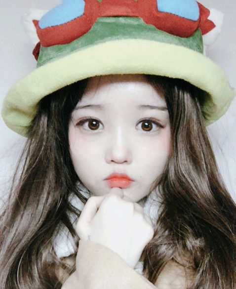 Ha Eun Hye, cô gái Hàn Quốc năm nay 22 tuổi nhưng lại mang khuôn mặt của học sinh cấp 1. Thường xuyên xuất hiện trong các bộ ảnh cosplay có tiếng tại Hàn Quốc, tên tuổi của Ha Eun Hye được nhiều bạn trẻ mến mộ và dành nhiều thiện cảm.