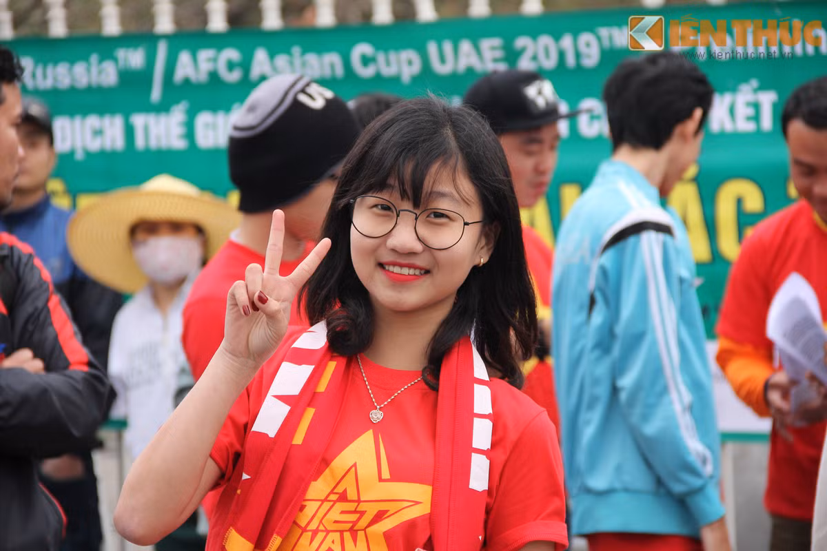 Dù thời tiết Hà Nội mưa và rất lạnh nhưng tình yêu và lòng nhiệt huyết của các nữ CĐV dường như ko bị ảnh hưởng.