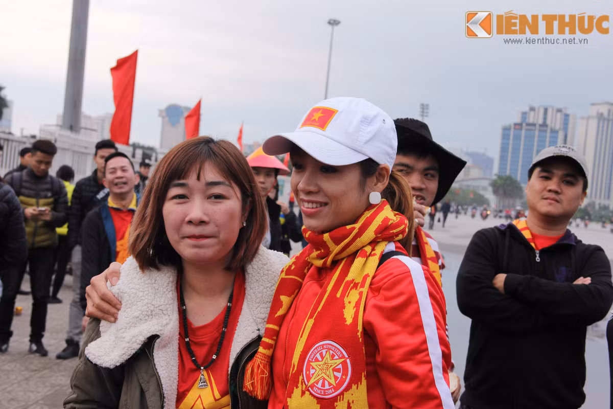 Không chỉ có những nữ CĐV Việt Nam xinh đẹp ở Hà Nội mà rất nhiều bạn trẻ cải các tỉnh đã tạm gác công việc để dành tình yêu cho bóng đá.